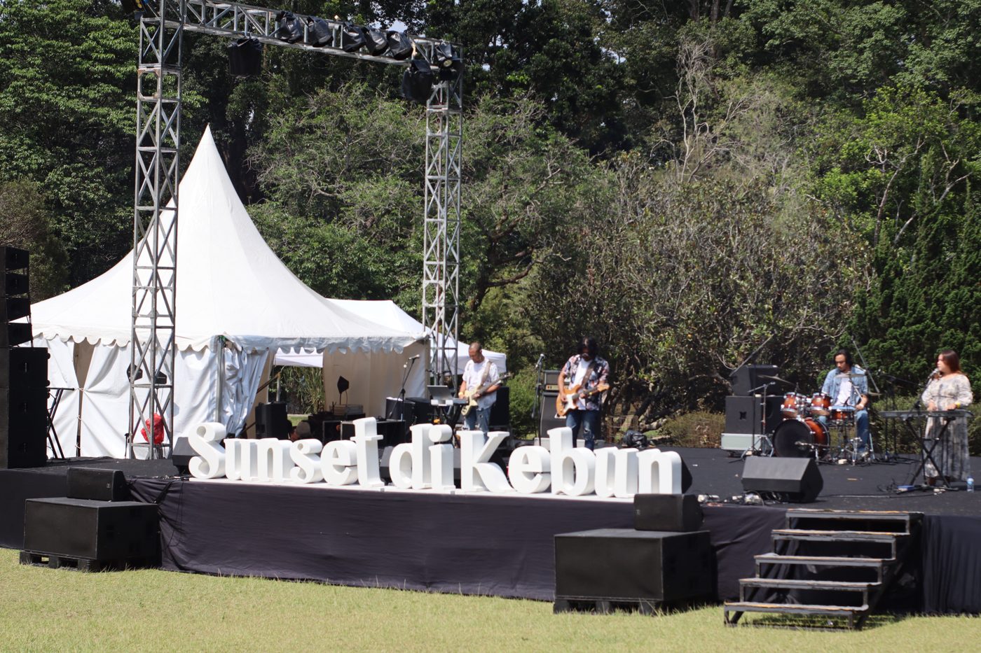 Dokumentasi Live Music UJPI Entertainment